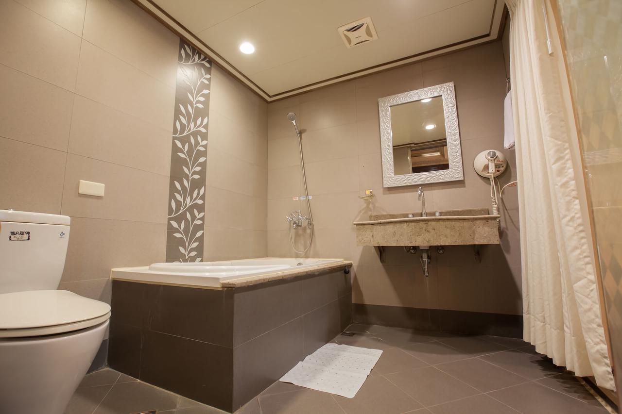 Mila Hotel Taichung Exterior foto
